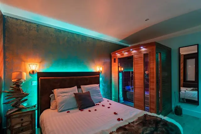 La chambre et le sauna en ambiance turquoise