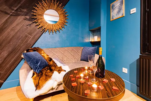 Le lit préparé avec champagne et bougies