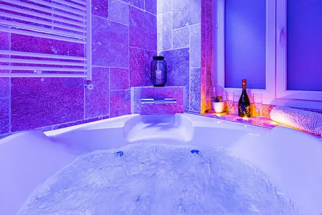 La balnéo ronde éclairée en violet