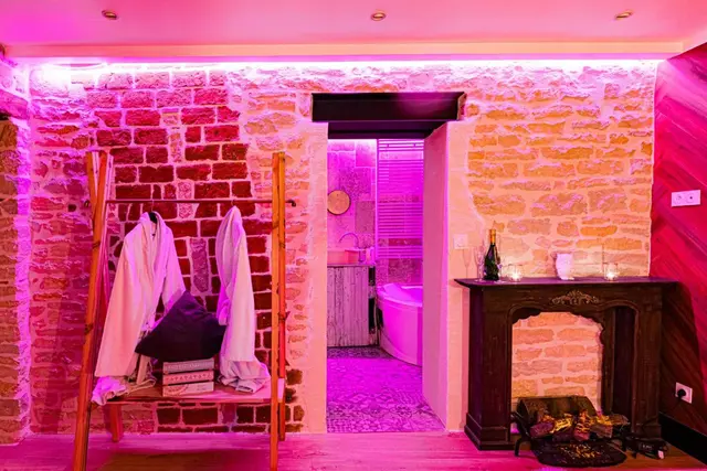 Le mur de brique, le sauna et la cheminée