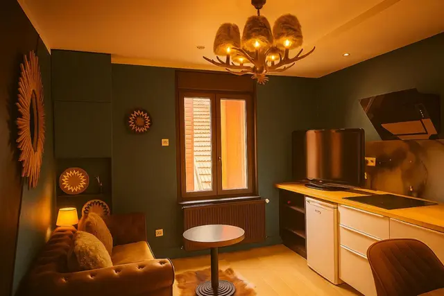 Le salon-cuisine sous le lustre