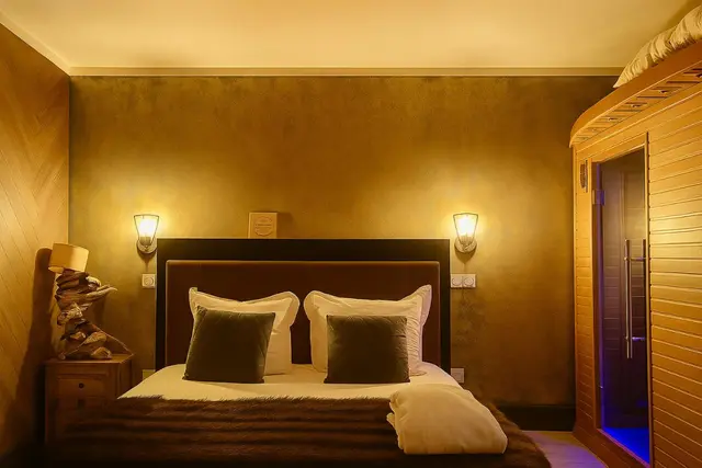 La chambre en lumière chaude