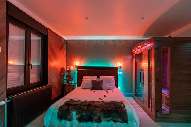 La chambre du Chalet avec son sauna attenant