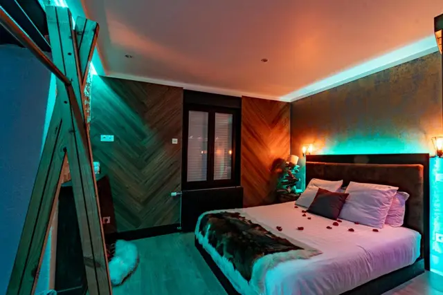 La chambre en ambiance bois et bleu profond