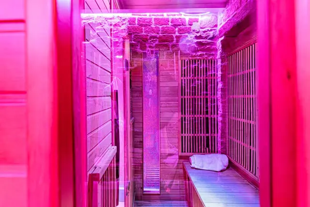 Intérieur du sauna éclairé en rose