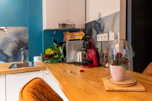La cuisine et son plan de travail en bois