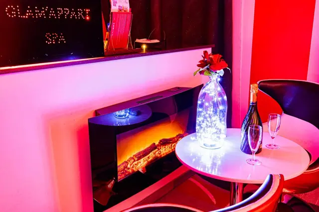 La cheminée, la table et le champagne