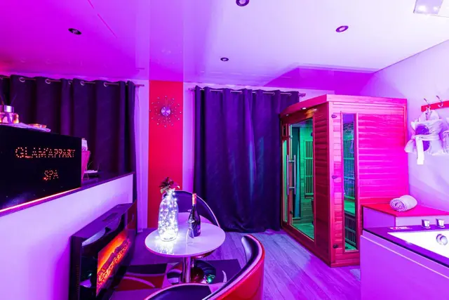 Vue d'ensemble du loft en ambiance magenta