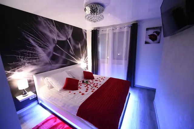 La chambre avec pétales au sol