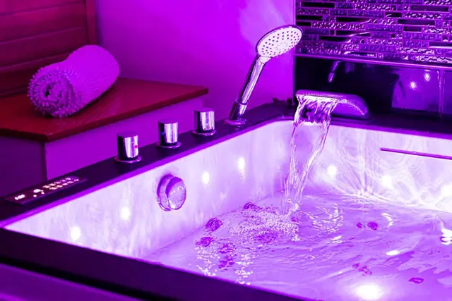 Le jacuzzi en train de se remplir, éclairage violet