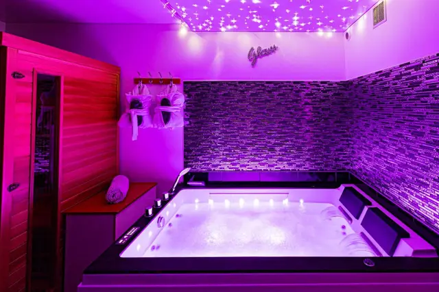Le jacuzzi vu depuis le sauna