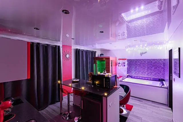 Le loft avec ses rideaux et son coin salon