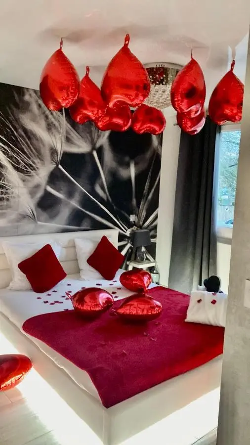 Le lit décoré de cœurs et de pétales