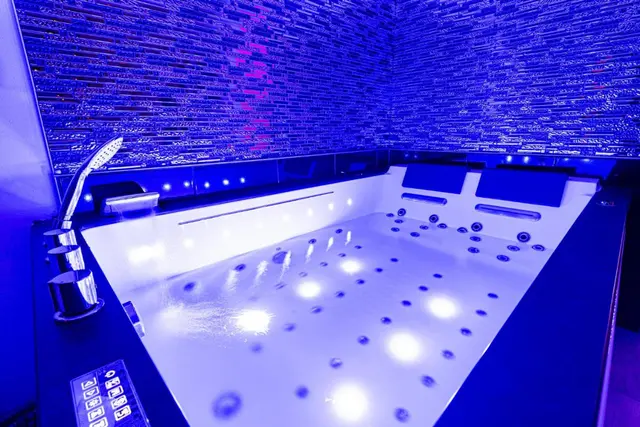 Le jacuzzi éclairé en bleu