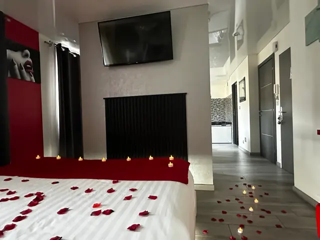 La chambre en rouge, pétales et écran