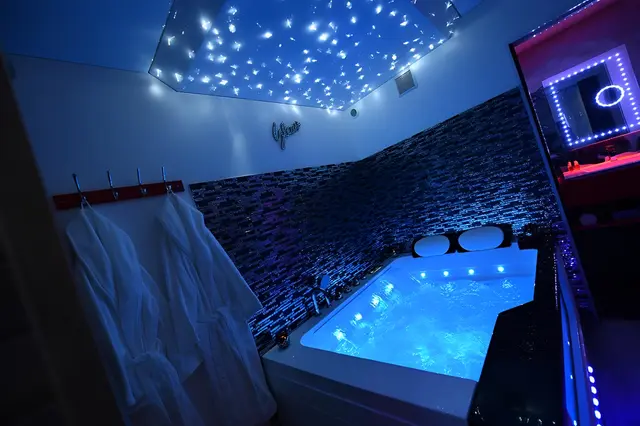 Le jacuzzi sous le ciel étoilé