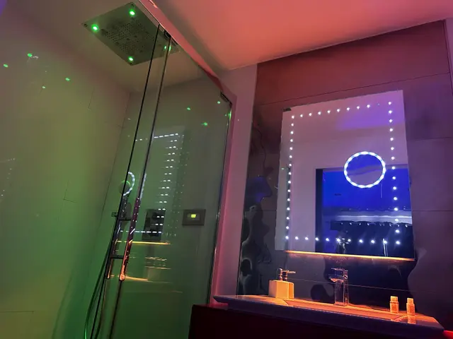 La douche et son miroir lumineux