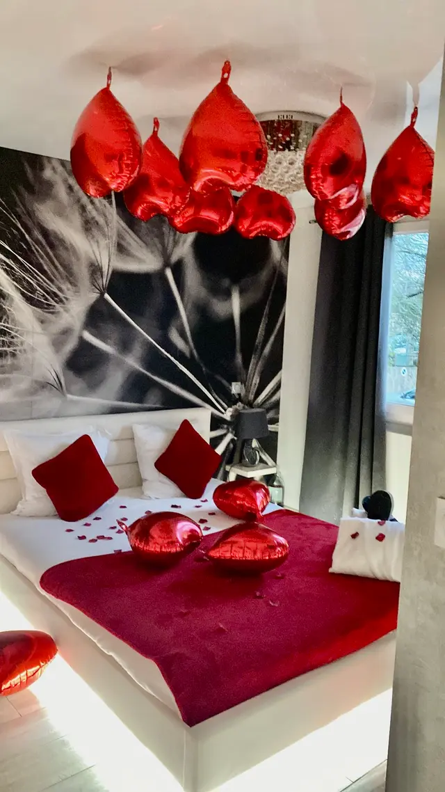 La chambre décorée de ballons cœurs