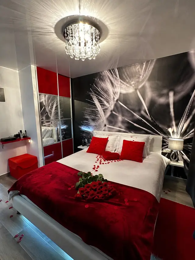 La chambre sous son lustre de cristal