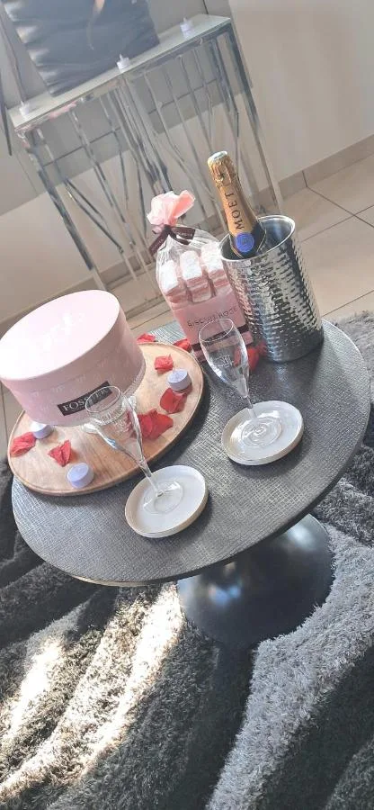 Champagne et macarons servis au Prestige New-York