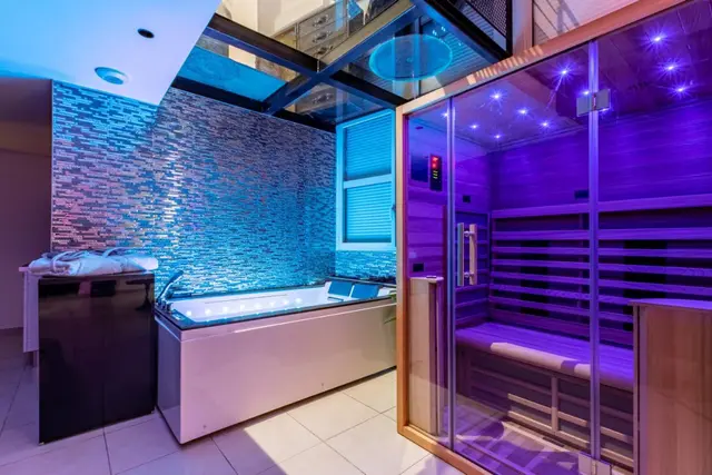 Le jacuzzi et le sauna en ambiance bleue