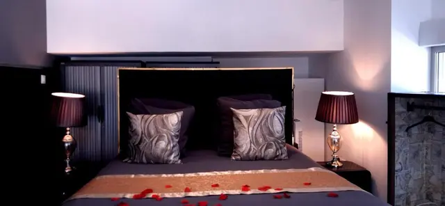 Le lit préparé avec des pétales