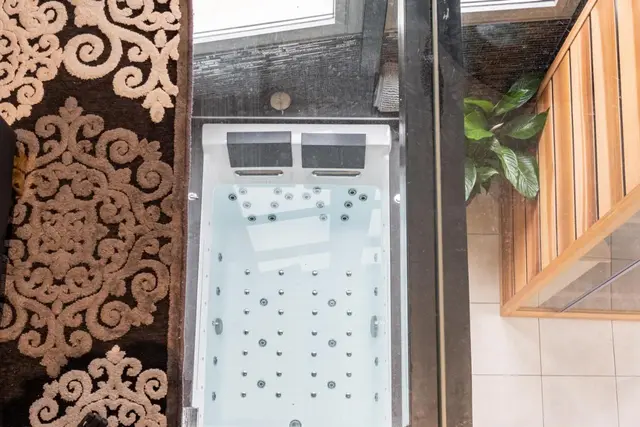 Le jacuzzi et son claustra décoratif