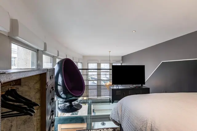 La mezzanine et sa chambre ouverte