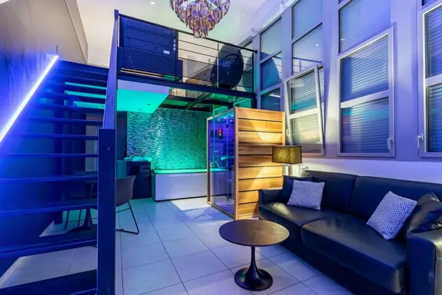 Le salon du duplex en lumière bleue