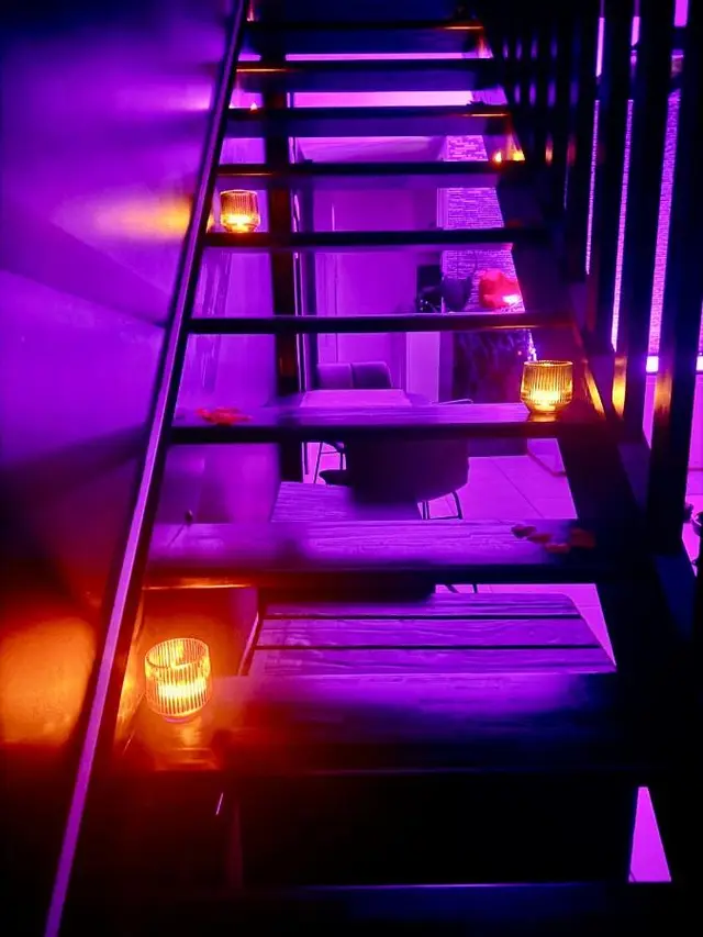 L'escalier de la mezzanine éclairé