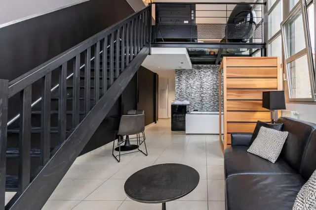 L'escalier et le salon en duplex