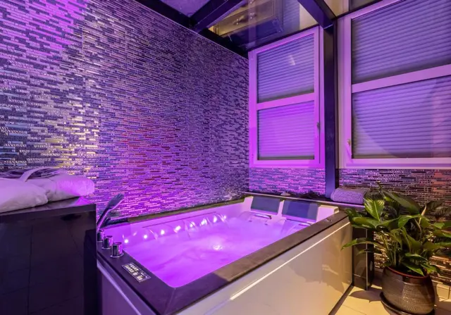 Le jacuzzi éclairé en violet