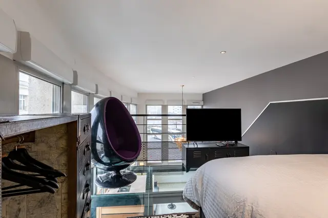 La chambre, son fauteuil œuf et sa verrière