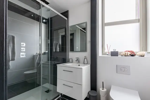 La salle de bain et sa douche à l’italienne