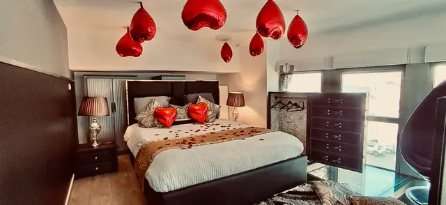La chambre décorée de ballons cœurs